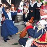 Mladi balaju lino u Metkoviu ispred GKS-a